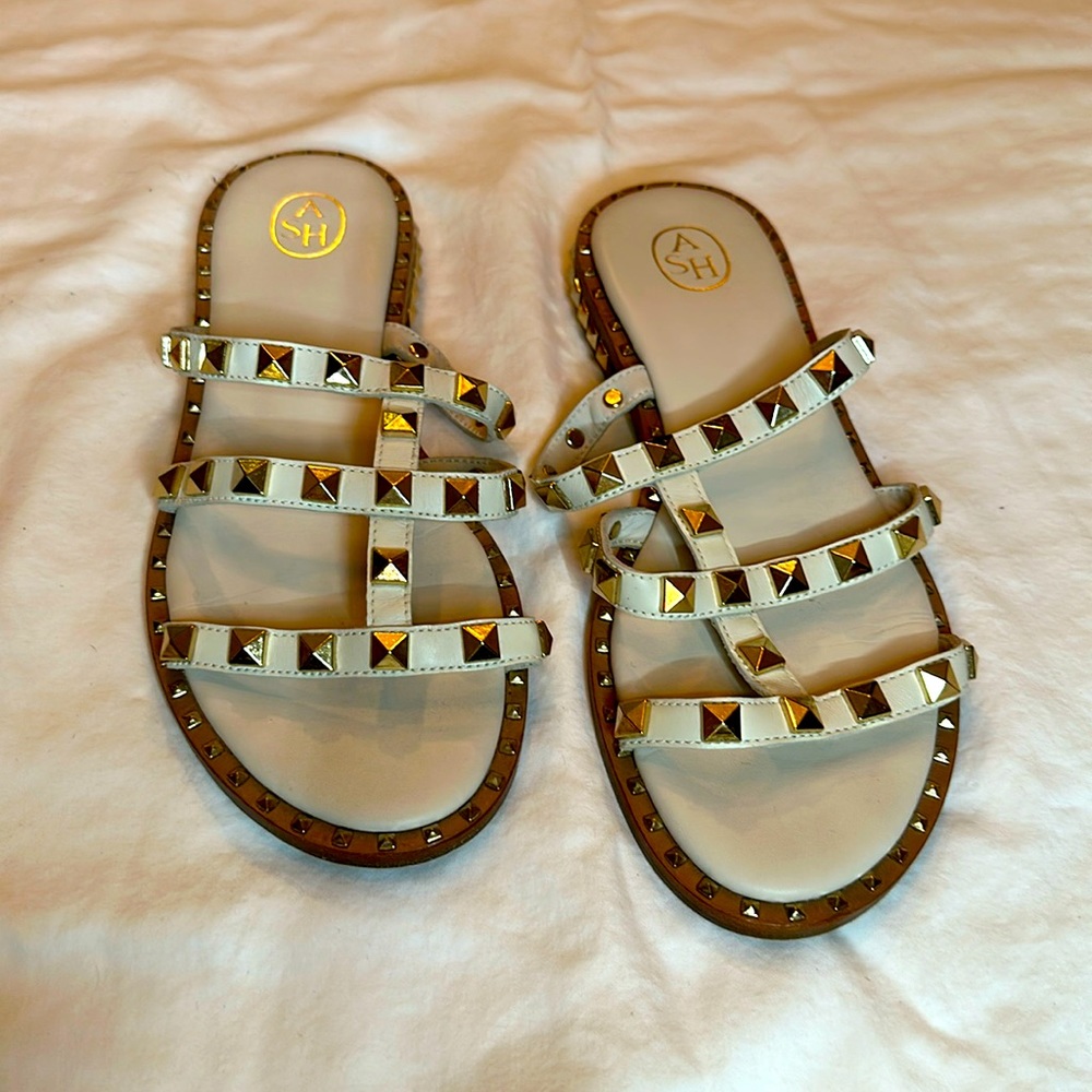 Ash studded slides